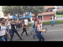 Seis horas de marcha y de bloqueo de universitarios