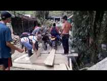 Paso de motos por la garrucha en el puente de San Pedro