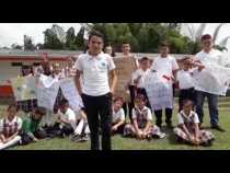 Niños piden profesor