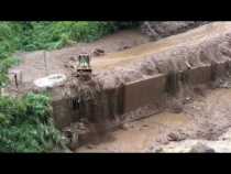 Así trabajan en la remoción de lodo en el sector de Llanadas