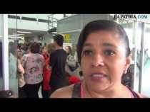 Pensionados cobran mesada entre filas, calor y larga espera