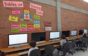 Alumnos aprenden en salas de informática con tecnología que facilita el aprendizaje