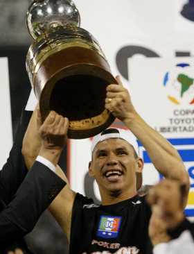 Samuel Vanegas levanta la Copa Libertadores