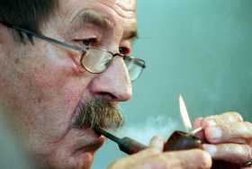  Fotografía de archivo tomada el 15 de octubre de 1999 que muestra al Nobel de Literatura alemán Günter Grass durante la Feria del Libro de Fráncfort, Alemania. 