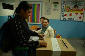 Cerca de 14 mil personas en Caldas ejercieron su derecho al voto durante las consultas internas de los partidos. María Angélica Arias (foto) votó en el Colegio San Jorge.