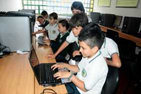 Proteja sus datos y los de sus hijos. Aprenda cómo evitar la exposición de los menores en la web.