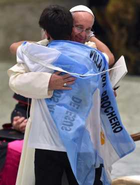 El papa Francisco mantiene un encuentro con miembros del Movimiento Juvenil Eucarístico en el Aula Pablo VI del Vaticano,