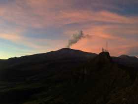 Imagen cortesía de Marcelo Arango Trujillo, tomada el día 09 de mayo de 2015 a las 05:30 a.m. al volcán Nevado del Ruiz desde el sector Cerro Gualí.