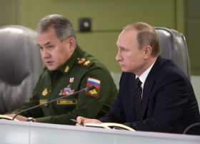 El presidente ruso, Vladímir Putin (d), junto a su ministro de Defensa, Sergei Shoigu (i), en el Centro Nacional de Defensa de Moscú. 