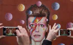 Mural del cantante británico David Bowie en Brixton, Londres.