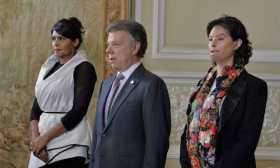 Junto con Natalia Ponce y Gina Potes, víctimas de ataques con ácido y ejemplos de superación, el Presidente Juan Manuel Santos promulgó este lunes la ley que busca ponerle freno esta tragedia. Externos