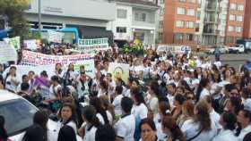 En la Av. Santander con calle 39 las mujeres hacen el plantón. 