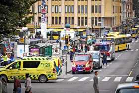 Efectivos de la policía y cuerpos de seguridad del Estado vigilan la céntrica plaza finlandesa de Turku, donde un hombre sin ide