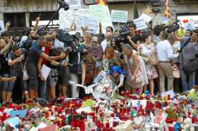 Foto | Efe | LA PATRIA  Un momento de las concentraciones celebradas ayer en Las Ramblas contra el terrorismo y en repulsa por l