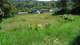 Por falta de mantenimiento a la cancha, los niños juegan en el patio de la escuela.