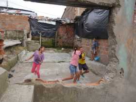 Niños juegan en las ruinas de las edificaciones incendiadas.