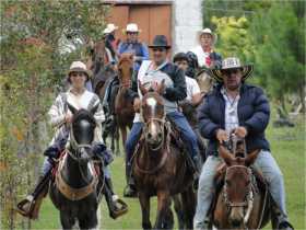 Caballistas arribaron a la finca El Edén en las afueras de Pensilvania después de seis horas de recorrido por el camino que une 