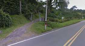 Encapuchados le atravesaron un tronco en la vía para robarle en Chinchiná