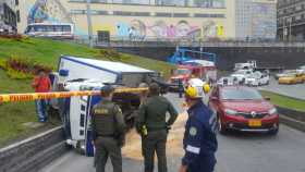 Vehículo se volcó mientras salía de la plaza Alfonso López hacia la avenida del Centro