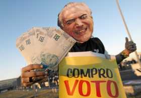 Manifestantes protestan contra el presidente, Michel Temer, frente al edificio del Congreso Nacional, en Brasilia.