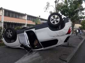 El carro se volcó en la Avenida Santander.