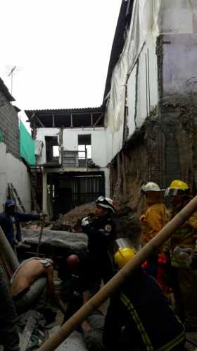 Un muro cae sobre un obrero por el barrio Linares (Manizales)
