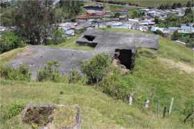 En este sitio encontraron el cadáver de el Gato. Son los antiguos tanques del acueducto municipal. En zona verde aledaña se ven 