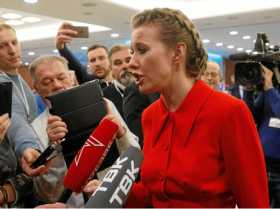 La periodista rusa Ksenia Sobchak habla con los medios en una rueda de prensa anual del presidente de Rusia, Vladímir Putin, en 