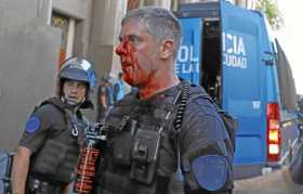 Integrantes de la Policía Federal se enfrentan a manifestantes afuera del Congreso de la República.