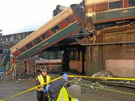 Las imágenes de las televisiones locales mostraron cómo varios vagones del tren acabaron destrozados sobre la autopista, mientra