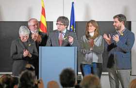 El expresidente de la Generalitat y candidato de Junts per Catalunya, Carles Puigdemont, celebra la victoria del movimiento inde
