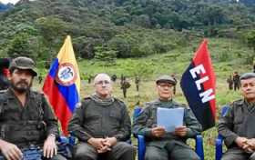 En el video, que tiene como fondo una zona montañosa y en el que se observan las banderas de Colombia y el Eln, así como un círc