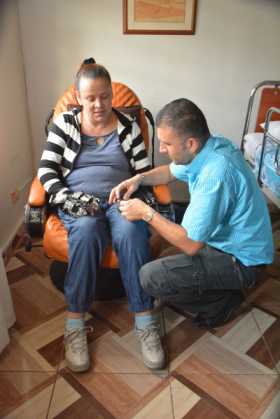 Con órtesis robóticas  mejoran su movilidad