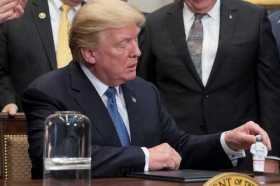 El presidente estadounidense, Donald J. Trump, recibe un muñeco astronauta luego de firmar la orden ejecutiva 'Directiva de Polí