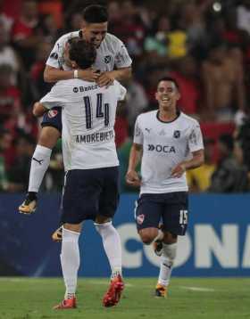Ezequiel Barco (i) de Independiente celebra luego de anotar de penal el empate que significó el título para los argentinos. 
