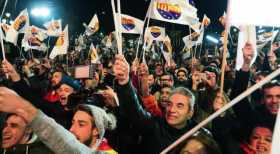 Simpatizantes de Ciudadanos festejan la victoria en las elecciones del 21D, mientras comparecen los líderes Inés Arrimadas y Alb