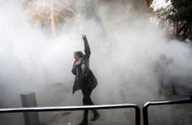 Estudiantes iraníes se enfrentan a policías antidisturbios durante una protesta en la Universidad de Teherán.