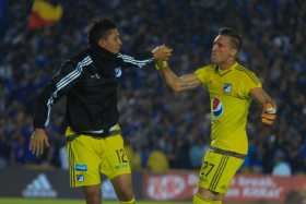 El manizaleño Ramiro Sánchez y el uruguayo Nicolás Vikonis, porteros suplente y titular de Millonarios, respectivamente. 