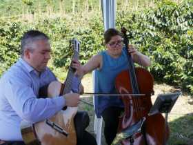 Desde Bogotá llegó el dúo Villalobos a cantar en los cafetales de la vereda La Quiebra Naranjal.