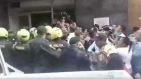 Momento en el que la presunta secuestradora asiste a la audiencia de garantías. 