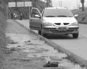 Foto | Archivo | LA PATRIA El carro en el que se dio el asesinato de Jhon Jairo Carvajal, en la glorieta de San Rafael. 