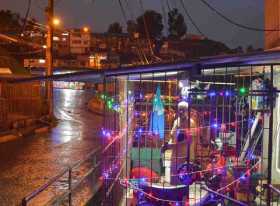 Don Ernesto Quintero, por tradición siempre ha iluminado las rejas de su casa.