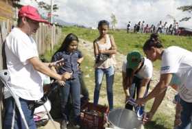 Los voluntarios del trabajo comunitario de la Fundación Escuela Contra la Pobreza suman unos 30 y se dividen las tareas en cada 