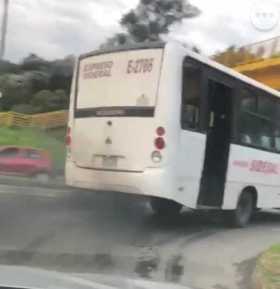 Contaminación ambiental por una buseta