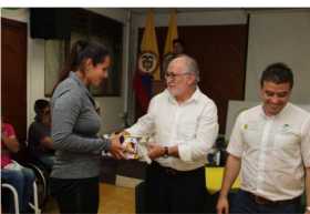 Dayana Mendieta, atleta en impulsión de la bala, recibe parte de la dotación para competir el próximo año.