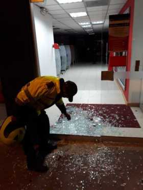 Hombre ebrio quebró vidrio de banco en Villamaría