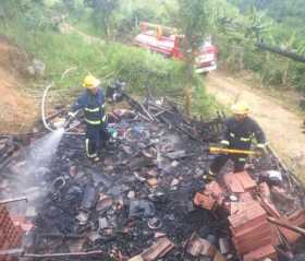 Quemó su propia casa