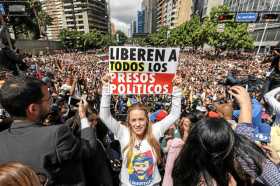La esposa de Leopoldo López, Lilian Tintori, participa en una manifestación tras completarse 100 días de protesta en contra del 