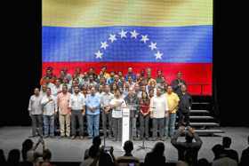 El primer vicepresidente de la Asamblea, Freddy Guevara; junto al presidente del Parlamento, Julio Borges, cantan el Himno Nacio