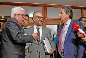 Jorge Robledo y Néstor Humberto Martínez, tras salir de la audiencia de conciliación en la Corte Suprema de Justicia. 